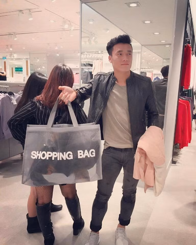 Mix đồ với jacket da và jeans anh chàng Tiến Dũng cũng chất lừ, cuốn hút.