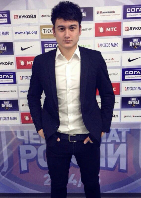 Hình ảnh diện áo sơ mi trắng, mặc vest hiếm thấy của Đặng Văn Lâm.