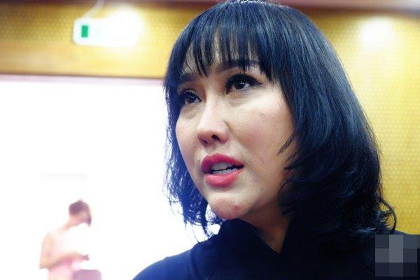 Tuy nhiên, làn da sần sùi, chiếc cằm biến dạng và chiếc mũi nhọn hoắt như muốn rơi của Phi Thanh Vân vào tháng 4/2018 khiến nhiều người cho rằng cô đang gặp các biến chứng hậu thẩm mỹ. Ảnh: Khám Phá.