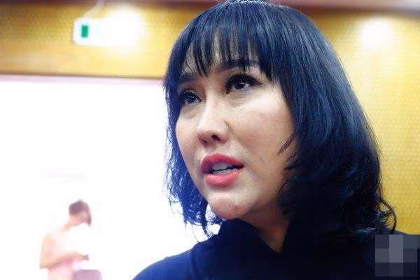 Tuy nhiên, làn da sần sùi, chiếc cằm biến dạng và chiếc mũi nhọn hoắt như muốn rơi của Phi Thanh Vân vào tháng 4/2018 khiến nhiều người cho rằng cô đang gặp các biến chứng hậu thẩm mỹ. Ảnh: Khám Phá.