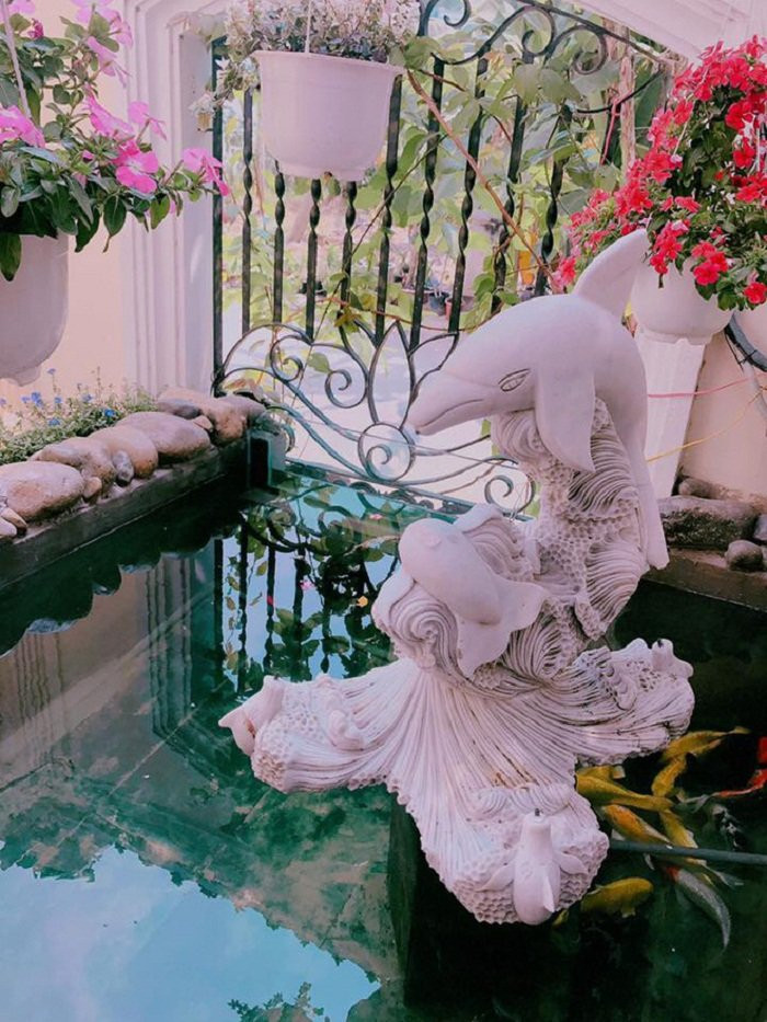 Bể cá ngoài trời, trước sân căn biệt thự trị giá hàng chục tỷ của Minh Hằng.