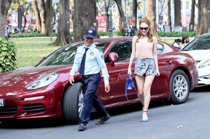 Mới đây, Minh Hằng còn mua thêm chiếc xe hơi màu đỏ có giá trị lên tới 6 tỷ đồng.