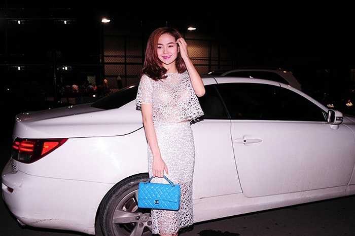Minh Hằng cũng có sở thích dùng xe hơi hạng sang. Người hâm mộ từng nhiều lần bắt gặp cô đi chiếc xe hơi có giá trị hơn 2,5 tỷ đồng đi sự kiện.