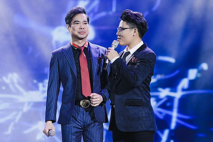 Danh ca Ngọc Sơn sở hữu khá nhiều bộ vest lịch lãm như trong hình.