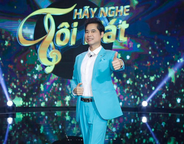 Ngọc Sơn lịch lãm trong bộ vest xanh và sơ mi trắng.