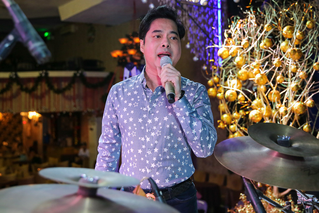 Sơ mi họa tiết hoa, sao... cũng là một trong những items yêu thích của danh ca này.