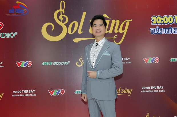 Những bộ vest chỉnh chu với gam màu nhẹ giúp Ngọc Sơn bảnh bao và trẻ trung hơn hẳn.