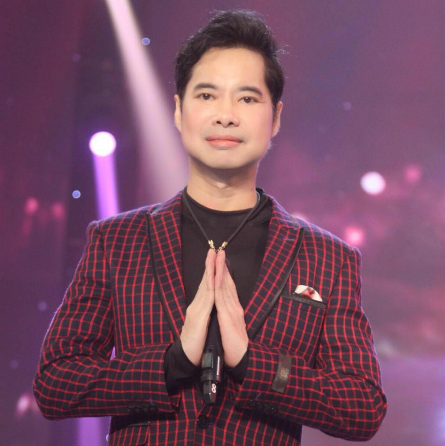 Trang phục biểu diễn cũng khác trước rất nhiều, giờ đây khán giả thường thấy Ngọc Sơn mặc áo vest, quần tây nghiêm chỉnh trên sân khấu.