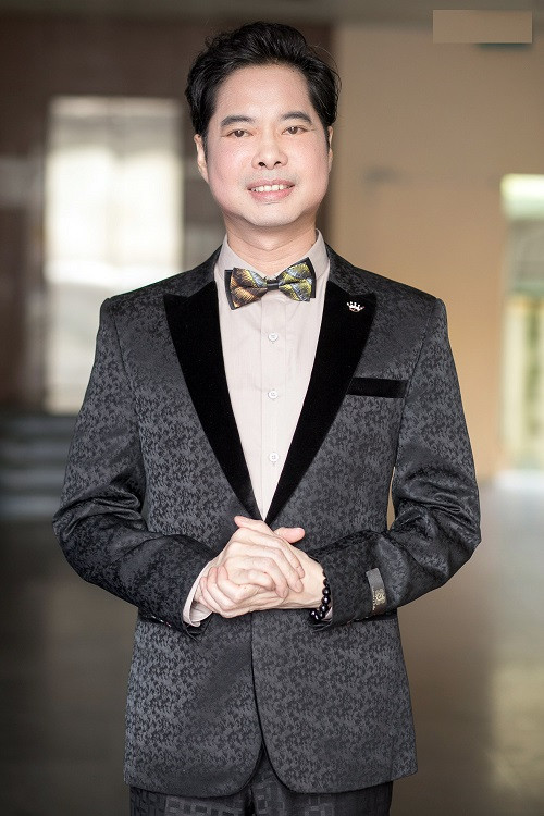 Tủ đồ vest của Ngọc Sơn rất đa dạng về màu sắc, kiểu dáng.