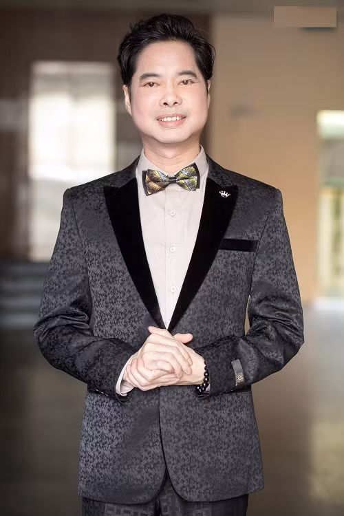 Tủ đồ vest của Ngọc Sơn rất đa dạng về màu sắc, kiểu dáng.