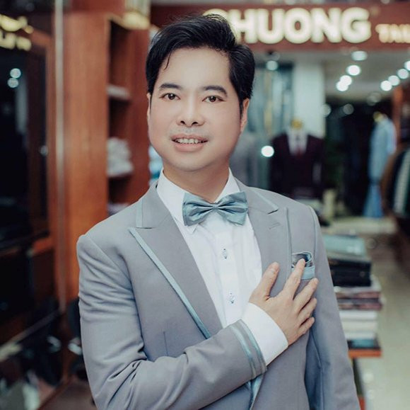 Nhìn anh ăn mặc trẻ trung như vậy, ít ai đoán được Ngọc Sơn năm nay đã 48 tuổi. Ảnh: Internet.