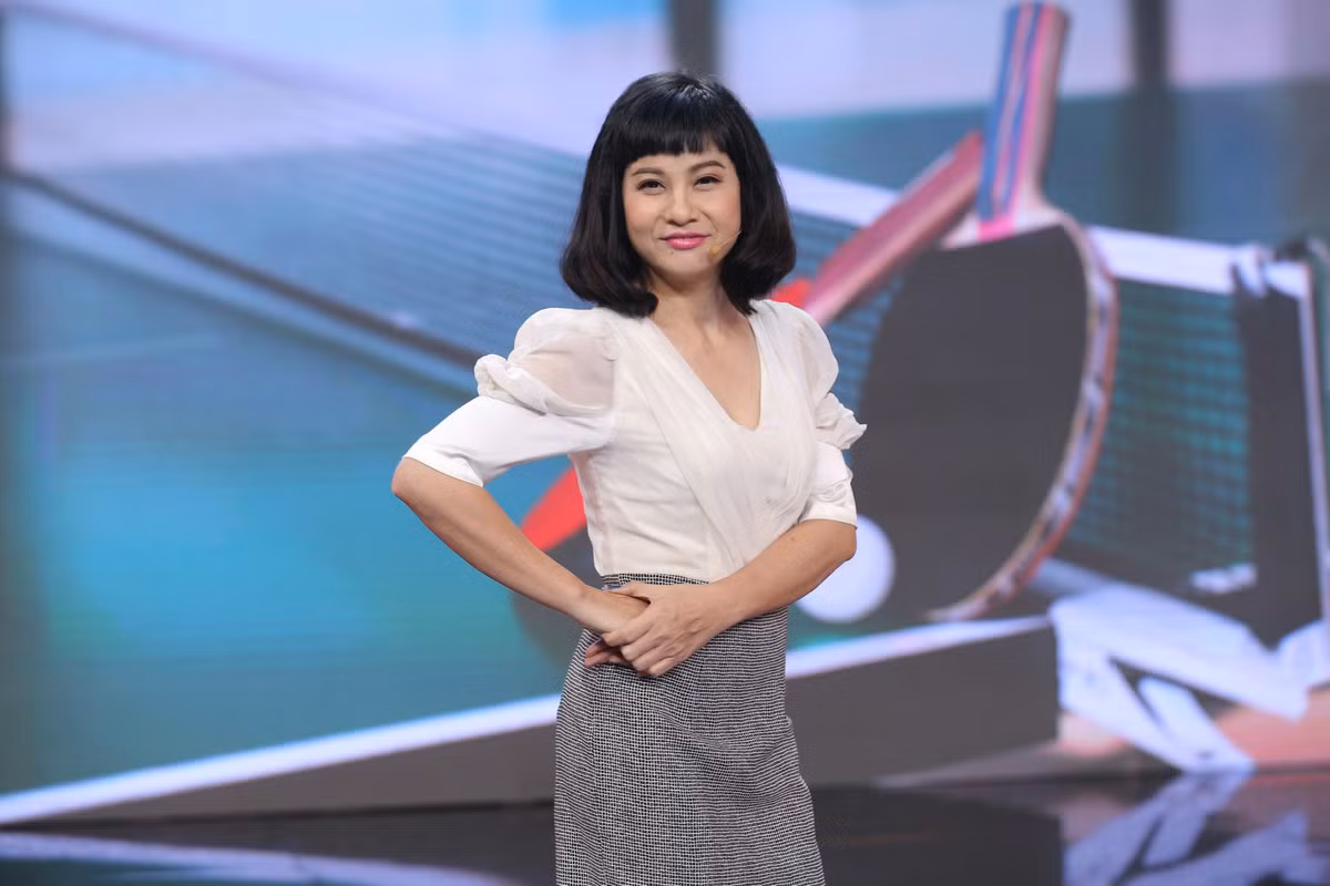 Nữ diễn viên trông trẻ hơn nhiều độ tuổi gần 50 của mình nhờ cách ăn mặc trẻ trung, năng động.