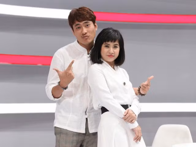 Nhờ cách ăn vận và trang điểm, cô trông khá xứng với Kiều Minh Tuấn.