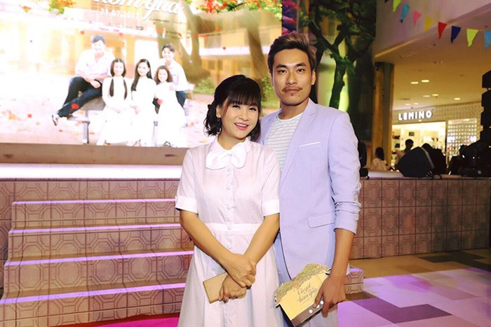 Cát Phượng mặc chiếc váy cách điệu nơ cổ cùng kiểu tóc búi trẻ trung như các cô sinh viên. Ảnh: Internet.