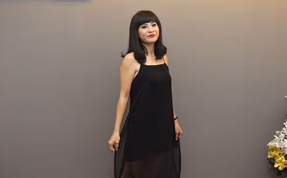 Nữ diễn viên điệu đà tạo dáng với kiểu váy dây hở vai.