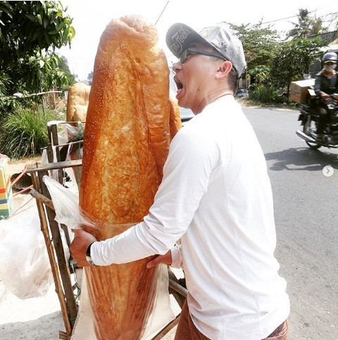 8. Bánh mì khổng lồ cho các gia đình lớn: Chiếc bánh mì này dài 1 mét, nặng 2-3 kg. Nhiều người mua chỉ vì nó rất độc đáo. Món bánh khổng lồ này được bán ở An Giang, Việt Nam.