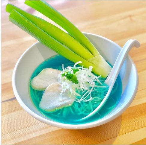 6. Mì ramen xanh: Ở Tokyo, bạn có thể tìm thấy một nhà hàng phục vụ ramen xanh. Loại ramen này ít chất béo, có hương vị rất nhẹ nhàng và tinh tế. Màu sắc của món ăn được tạo nên bởi một sắc tố tự nhiên được gọi là Phycocyanin được chiết xuất từ tảo Spirulina.