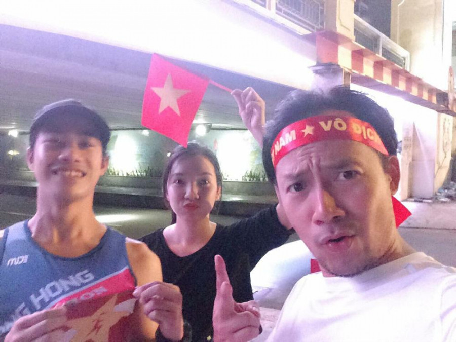 Dinh Tien Dat bat ngo tang vo sap cuoi mon qua 