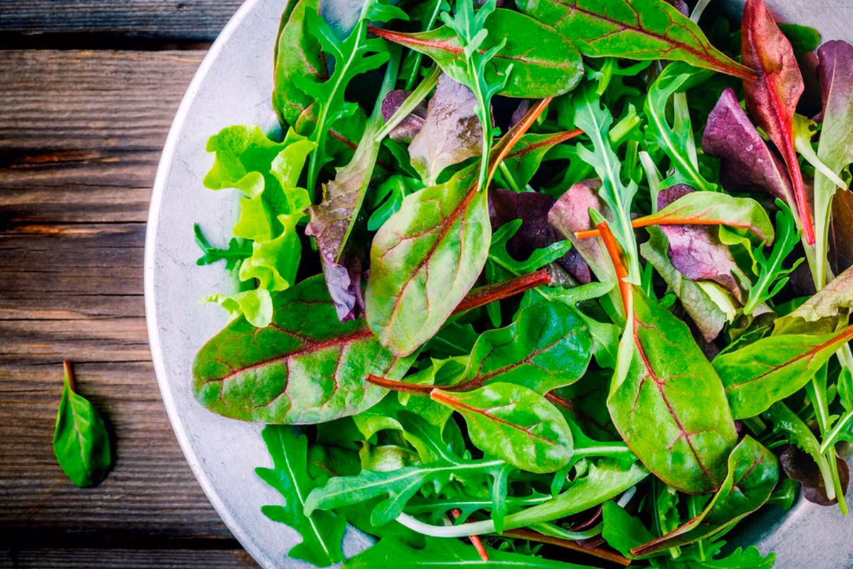 Rau lá xanh: Rau diếp, củ cải đường, cải xoăn, rau bina và một số rau khác là tất cả các nguồn giàu nitrat, một dạng nitơ mà chúng hấp thụ từ đất. Trong quá trình tiêu hóa, hợp chất đó được chuyển thành khí quan trọng: nitric oxide, làm cho động mạch chống lại sự co lại, mảng bám và đông máu, vì vậy, giảm nguy cơ đột quỵ và đau tim.