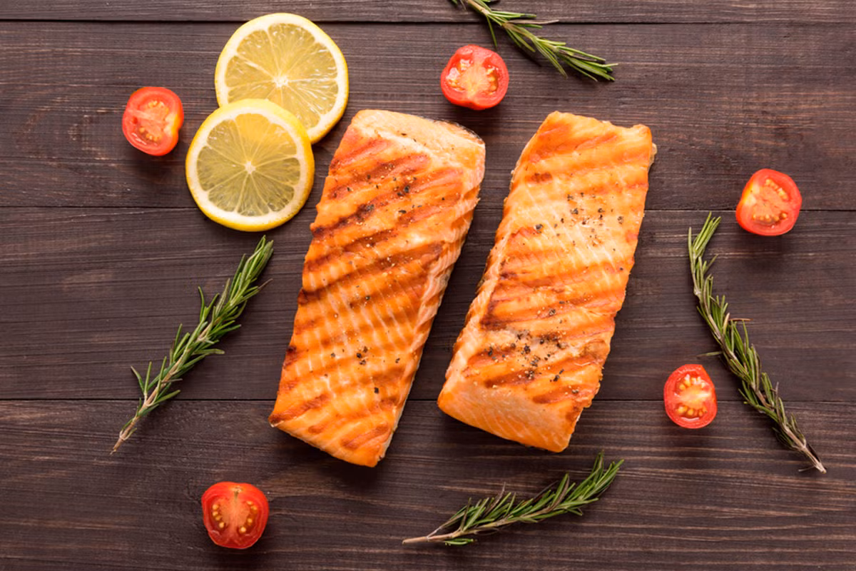 Cá béo: Một số loại cá như cá mòi, cá thu, cá cơm, cá hồi và cá trích có nguồn cung cấp axit béo omega-3 giàu nhất, được biết là giảm viêm, giảm rối loạn nhịp tim, mức chất béo trung tính và huyết áp cao. Chế độ ăn giàu chất béo này có thể ngăn ngừa mảng xơ vữa tích tụ trong động mạch của bạn.