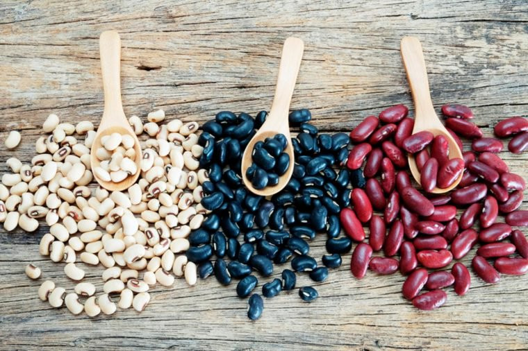 Thực phẩm giàu chất xơ: Chất xơ hòa tan - được tìm thấy trong ngũ cốc nguyên hạt, yến mạch, đậu, đậu lăng và rau quả - có thể làm giảm sự hấp thu cholesterol vào máu của bạn, theo Mayo Clinic. Hiệp hội tim mạch Mỹ giải thích việc ăn các loại thực phẩm giàu chất xơ giúp kiểm soát lượng đường trong máu và cholesterol trong máu.