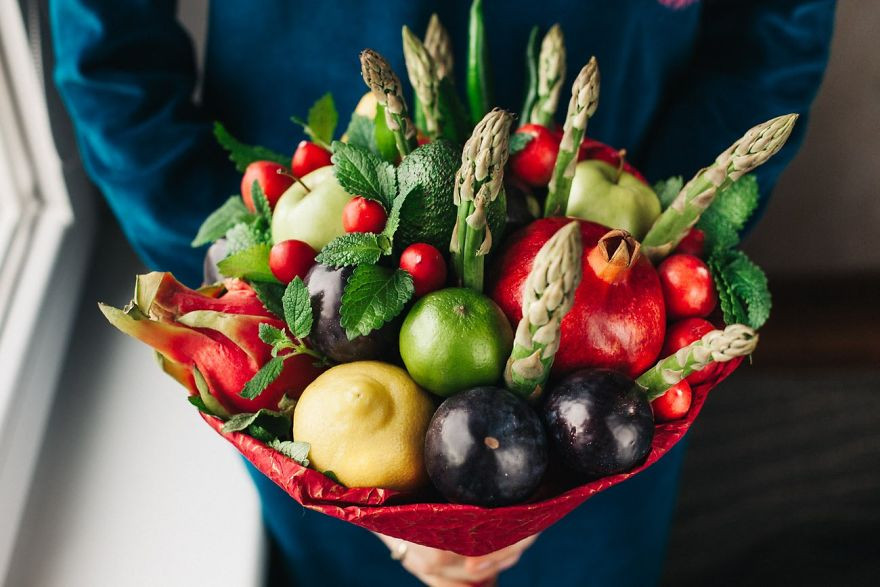 Những trái táo, thanh long, lựu, chanh đan xen và có điểm xuyến vài ngọn măng tây tạo nên bó hoa cực hài hòa.