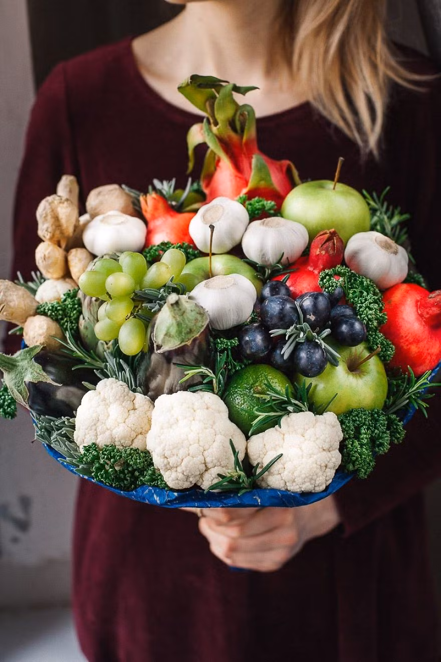 Bó hoa đầy sắc màu từ hoa quả và rau củ này sẽ hấp dẫn bất kỳ chị em nội trợ nào.