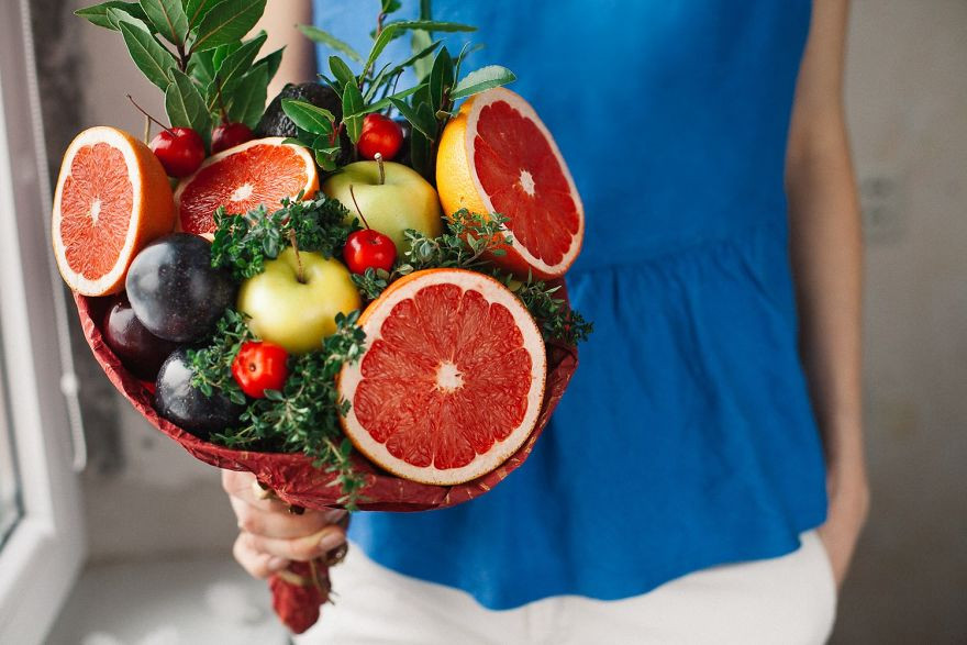 Bóa hoa đặc biệt được làm từ các loại quả hấp dẫn như táo, cam, bơ, mận, cherry...khiến những tín đồ hoa quả không thể cưỡng từ. 