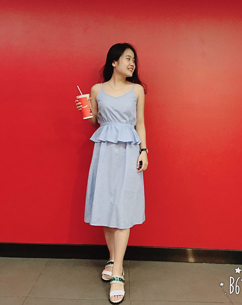 Hoàng Anh diện váy hai dây trẻ trung, nữ tính.