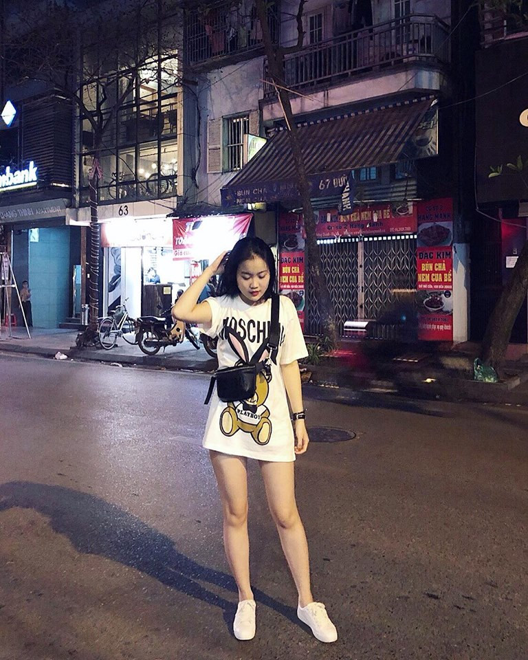 Xuống phố với váy trắng, giày trắng và túi đeo đen.