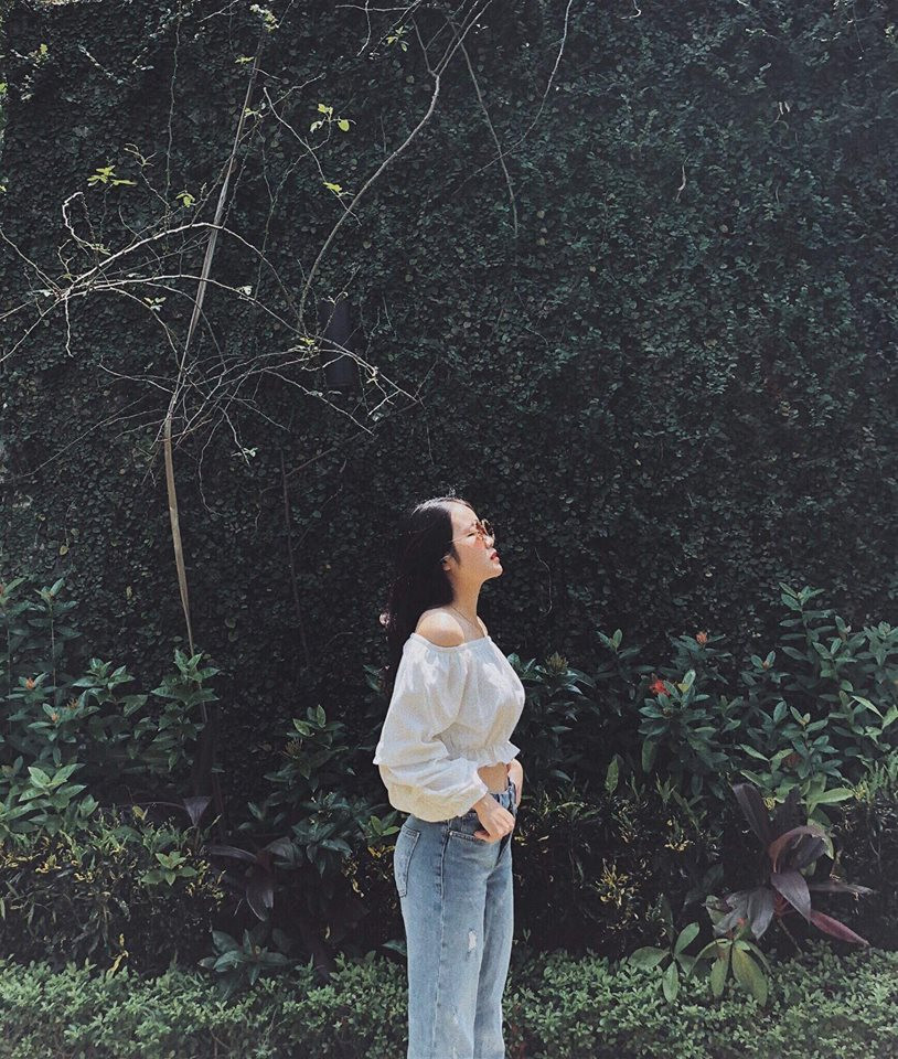 Bạn gái Văn Hậu nữ tính trong set đồ áo trễ vai hở rốn và quần jean.