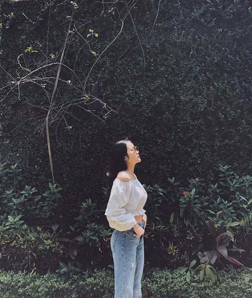 Bạn gái Văn Hậu nữ tính trong set đồ áo trễ vai hở rốn và quần jean.