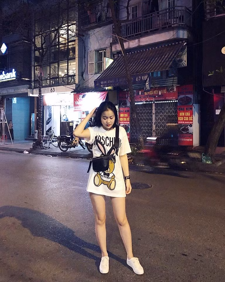 Xuống phố với váy trắng, giày trắng và túi đeo đen.