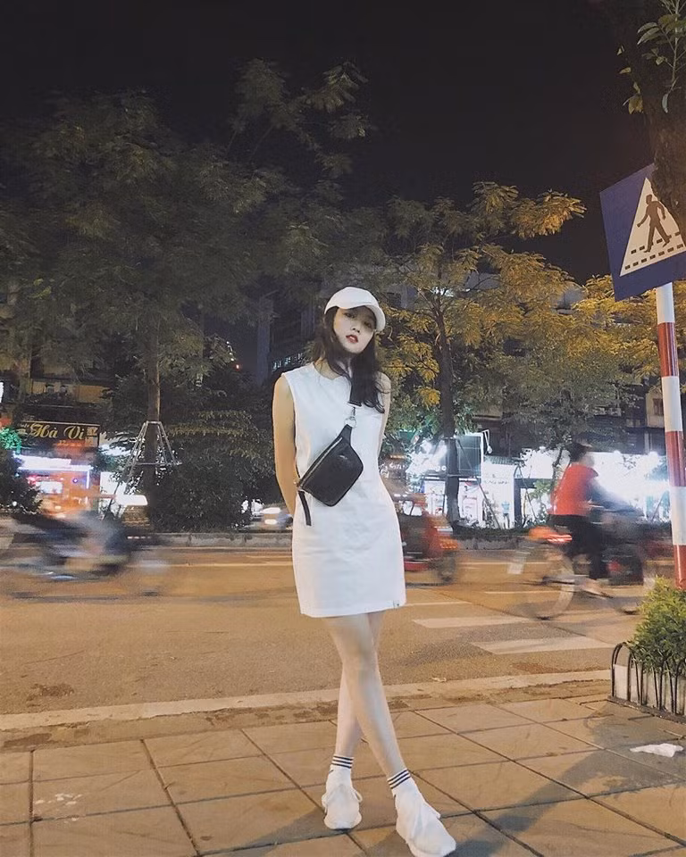 Cả "cây" trắng trông rất thể thao, cá tính.