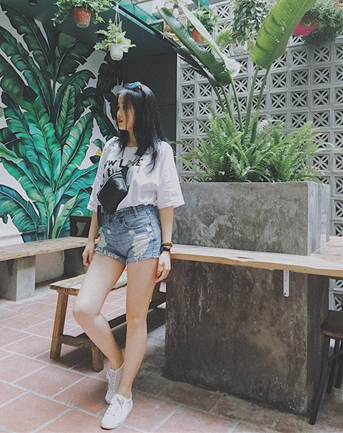 Hình ảnh thời trang đời thường được cô sinh viên này cập nhật thường xuyên trên trang cá nhân.