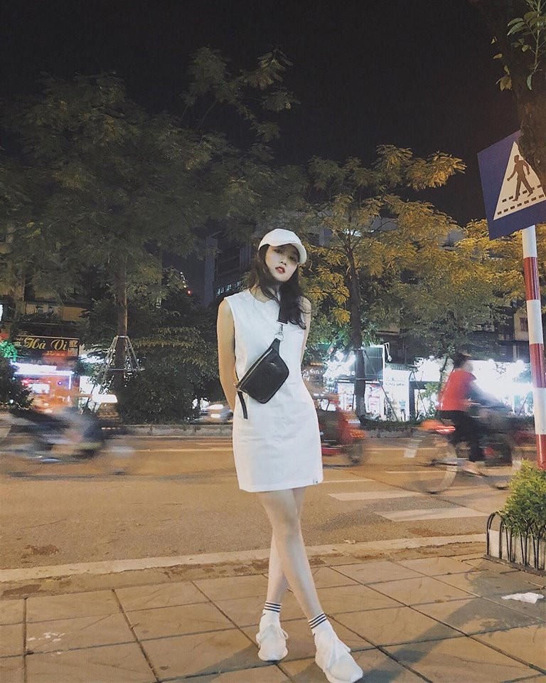 Cả "cây" trắng trông rất thể thao, cá tính.