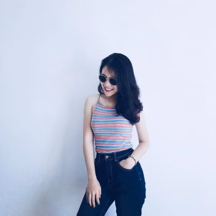 Áo phông hai dây và quần jean cạp cao rất ngầu. Set đồ giúp cô khoe được những lợi thế cơ thể như eo thon và vòng ba căng tròn.