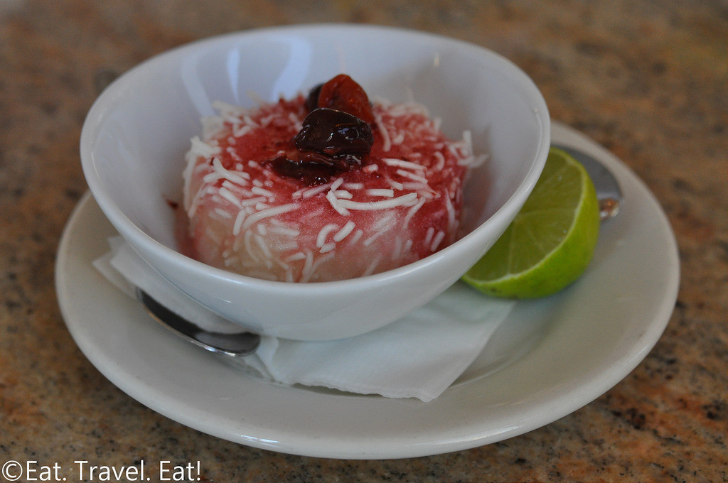 Thực khách có thể trộn đều để bún quyện đều cùng kem hoặc thưởng thức riêng từng thành phần.