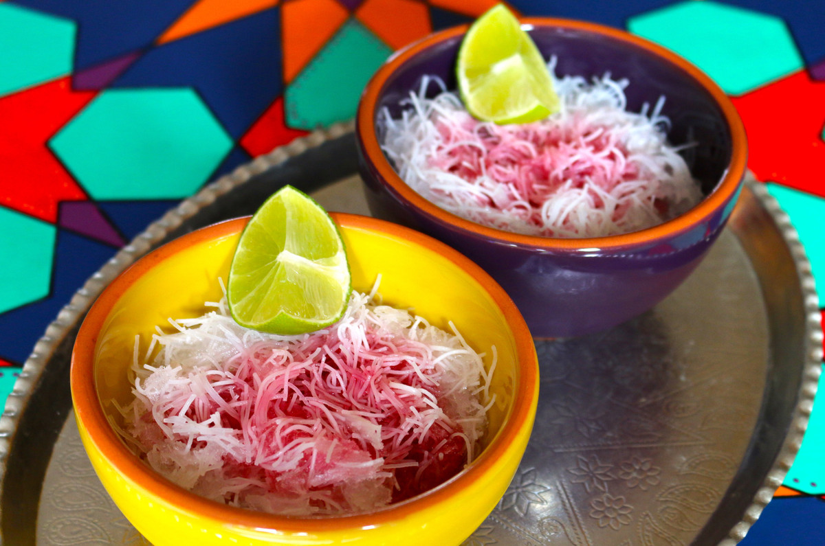 Món kem này được ra đời từ một "vụ tai nạn" khi si rô bún gạo bị đổ trên tuyết. Lúc ấy, mọi người đã nghĩ rằng cả hai hương vị này khi kết hợp có thể chế biến thành một món giải nhiệt rất hấp dẫn.