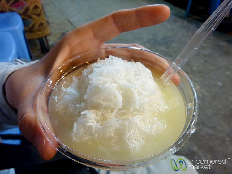 Khi những viên kem tan chảy, món tráng miệng này trông khá giống như một bán bún nước.