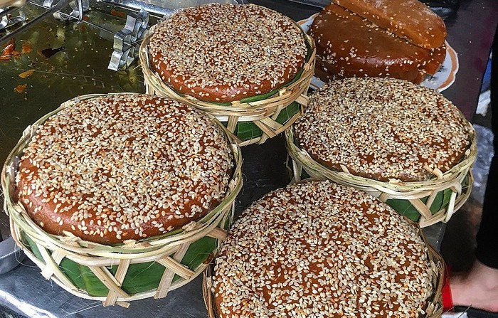 Bánh Xì-lờ-Gấu (Xì-lồng-cấu): Sau khi du nhập về Hải Phòng, bánh Xì-lồng-cấu được biến tấu tên gọi thành Xì-lờ-Gấu. Nghe tên có vẻ lạ nhưng bản chất món bánh hấp dẫn này là hỗn hợp của bánh gạo nếp, gạo tẻ, mè trắng cho thêm đường hoa mai tạo màu nâu sẫm cho bánh.