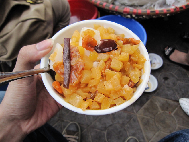 Bánh đúc tàu: Đây là món ăn đường phố vô cùng nổi tiếng ở Hải Phòng. Bánh đúc ở đây vô cùng đặc biệt, bánh màu hạt điều bắt mắt thường ăn cùng với tôm thịt, đu đủ rán, nước mắm giấm. Bánh đúc tàu đầy đủ 4 vị chua cay mặn ngọt, càng ăn càng ghiền, dù ăn no nhưng vẫn thòm thèm muốn ăn thêm bát nữa.