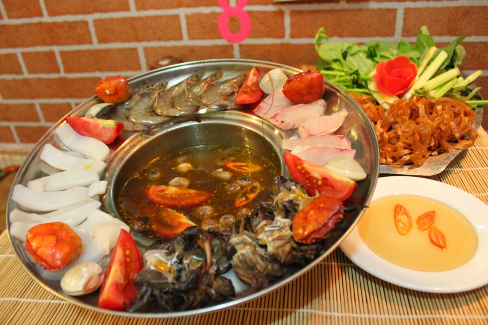 Hải sản: Đến với thành phố cảng mà lỡ quên thưởng thức những món hải sản vừa ngon vừa bổ thì quả là một điều đáng tiếc. Với nguồn hải sản phong phú, ẩm thực Hải Phòng luôn mang đậm hương vị biển. Thực phẩm tươi ngon, lấy trực tiếp từ tàu thuyền vừa cập bến là một trong những đặc sản nổi tiếng nơi đây. Ảnh: Internet.