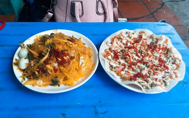 Bánh tráng Hải Phòng: Bạn có thể thưởng thức 3 loại bánh tráng ở Hải Phòng là bánh tráng chiên phồng phô mai, bánh tráng cuộn bơ sốt me và bánh tráng sốt thịt.