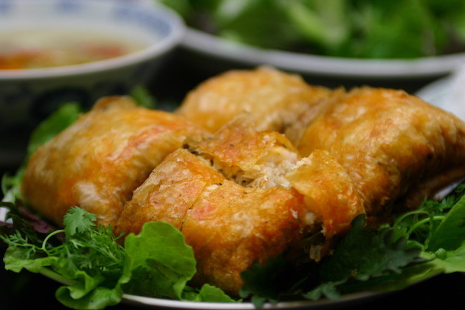 Nem cua bể luôn nằm trong top những món nhất định phải ăn thử một lần khi tới Hải Phòng. Nem cua ngon đặc biệt được chế biến kỳ công, lớp thịt cua dày mỡ màng, béo ngậy cùng với miến, thịt, nấm hương, tất cả được gói gọn gẽ thành hình vuông, khi ăn cắt làm bốn. Nem cua ngon hơn khi chấm với nước mắm chua ngọt và ăn cùng rau sống.