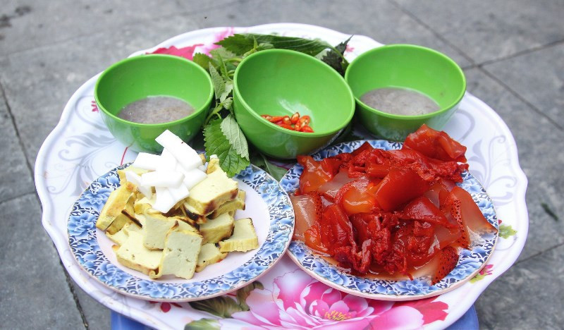 Sứa đỏ: Về Hải Phòng, bạn phải đi đúng mùa sứa đỏ để thưởng thức món gỏi sứa đặc sản đất cảng. Để thưởng thức món ăn này, nguyên liệu đi kèm cần phải có đầy đủ bao gồm bỗng, dừa nạo, đậu phụ rán. Bạn quấn các nguyên liệu trên cùng lá tía tô, thêm chút sứa đỏ giòn sần sật và cảm nhận hương vị vừa ngon vừa mát.