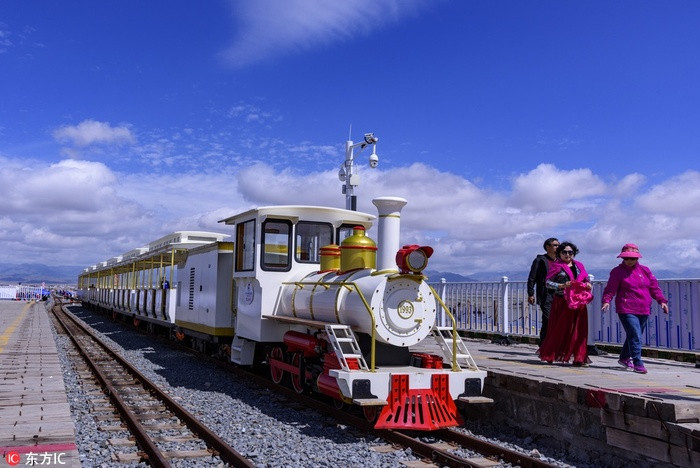 Hồ muối Chaka thuộc lưu vực Qaidam được người dân khai thác trong suốt 3000 năm qua. Từ thời điểm của nhà Tây Hán (206TCN-25 SCN), người dân địa phương thuộc dân tộc thiểu số Qiang đã sống nhờ những hồ muối này.