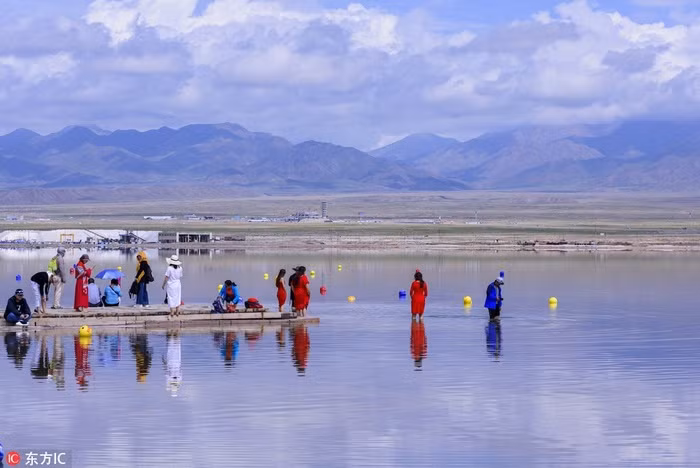  Hồ muối Chaka còn được gọi là "Gương của bầu trời" nằm ở nằm ở thị trấn Chaka, thuộc huyện Wulan. Hồ muối Chaka là một trong những hồ đẹp nhất của lưu vực Qaidam, tỉnh Thanh Hải, vùng Tây Bắc Trung Quốc. Từ "Chaka" trong tiếng Tây Tạng có nghĩa là "hồ muối".