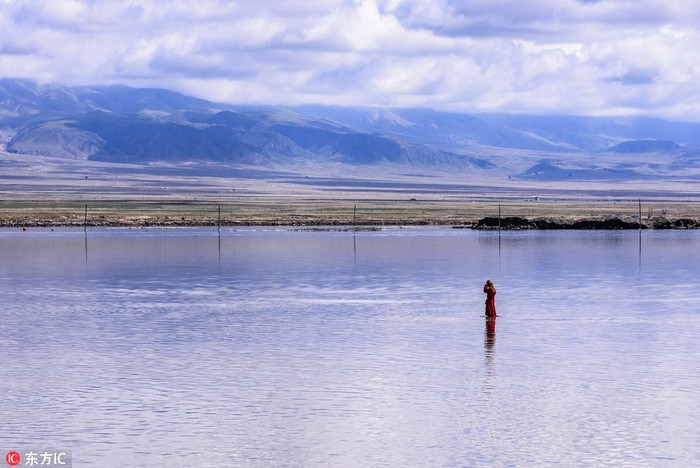 Hồ muối Chaka dài khoảng 9km, rộng chừng 15km, được bao phủ bởi lớp muối. Trong suốt mùa khô, nước trong hồ rút đi, kích thước hồ nhỏ lại. Chỉ khi tới mùa mưa, hồ mới mang đúng kích thước chuẩn của nó.