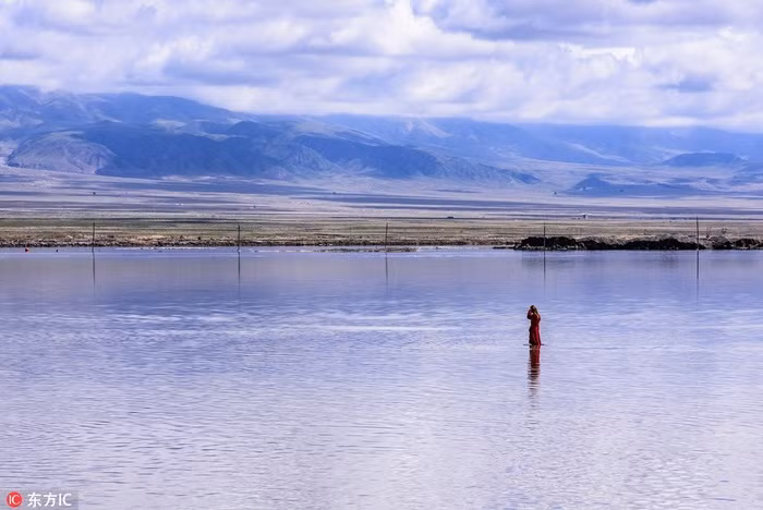 Hồ muối Chaka dài khoảng 9km, rộng chừng 15km, được bao phủ bởi lớp muối. Trong suốt mùa khô, nước trong hồ rút đi, kích thước hồ nhỏ lại. Chỉ khi tới mùa mưa, hồ mới mang đúng kích thước chuẩn của nó.
